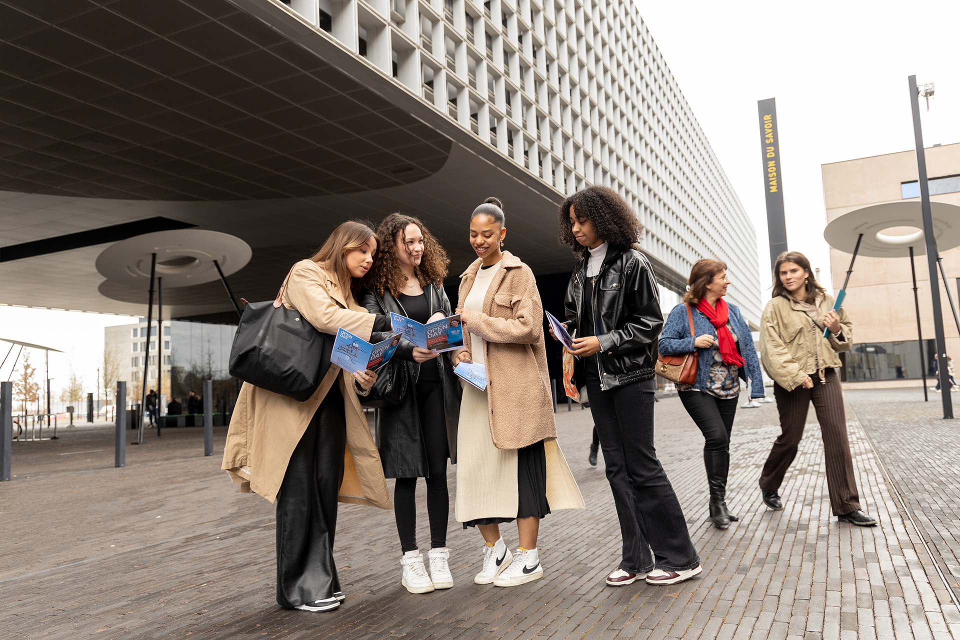 Open Day 2023 students in front of the Maison du Savoir